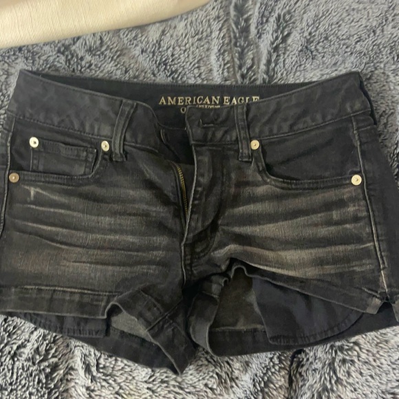 Size 6 Dark Denim American Eagle Shorts - Picture 1 of 2
